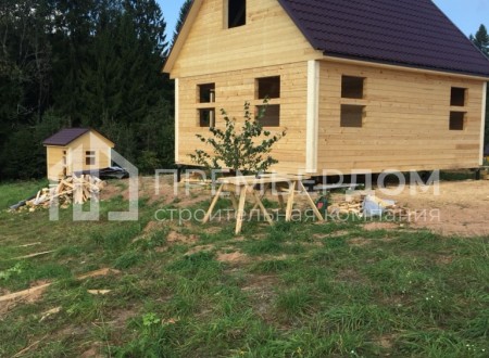 Фото со стройплощадок - Дом по проекту Д-45 и баня из бруса 3x4 м.