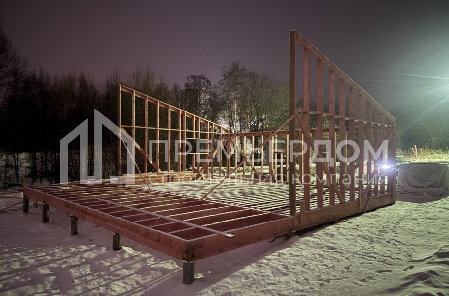 Фото со стройплощадок - Каркасный дом 10х11 м.