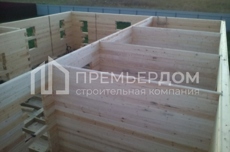 Фото со стройплощадок - Дом из бруса 10х13,7 м.