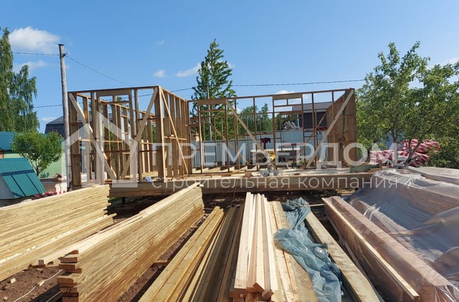 Фото со стройплощадок - Каркасный дом 8х9 м.