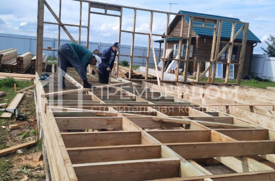 Фото со стройплощадок - Каркасный дом 8х8.5 м.