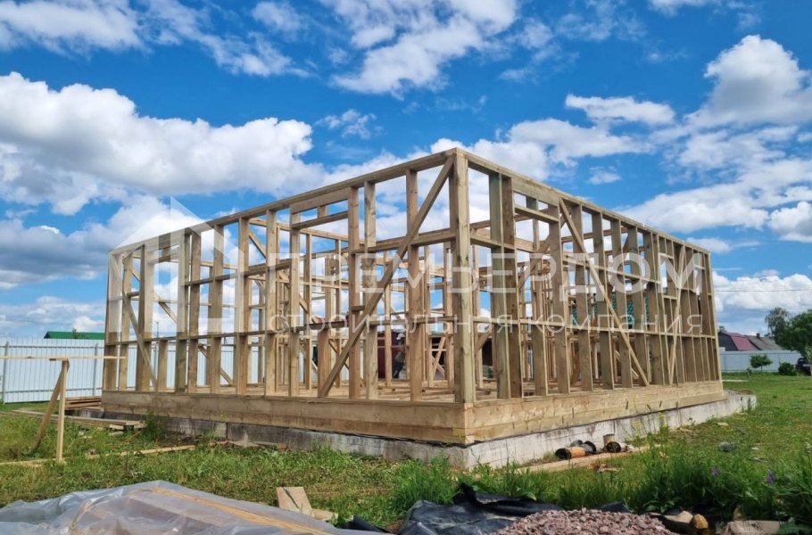 Фото со стройплощадок - Каркасный дом 8х8.5 м.