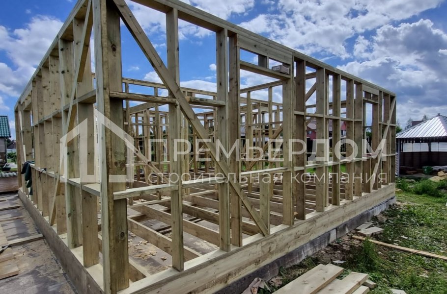 Фото со стройплощадок - Каркасный дом 8х8.5 м.