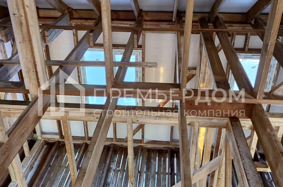 Фото со стройплощадок - Каркасный дом 10.5×12 м.